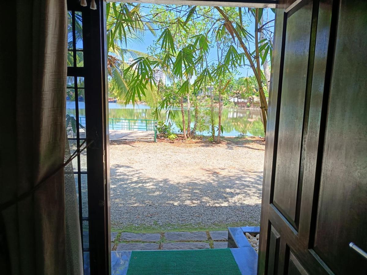 Global Backwater Resort โกลลัม ภายนอก รูปภาพ