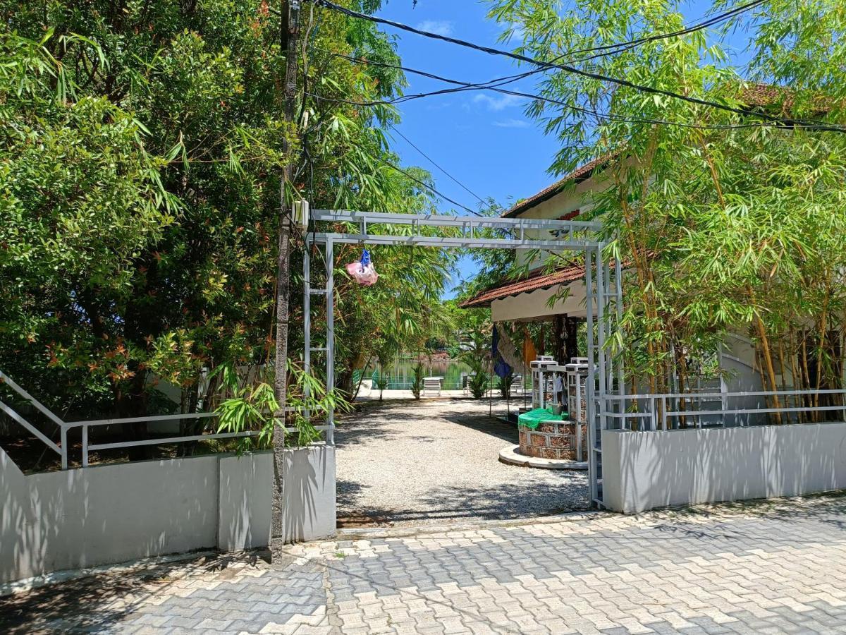 Global Backwater Resort โกลลัม ภายนอก รูปภาพ