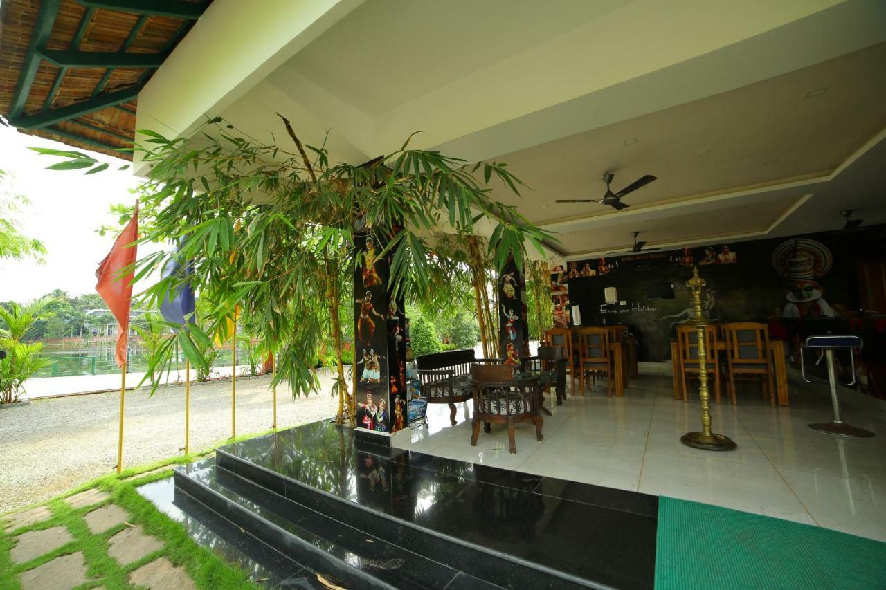 Global Backwater Resort โกลลัม ภายนอก รูปภาพ